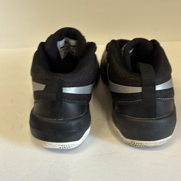 New Team Hustle D8 Athletic Shoes - Picture 4 of 9